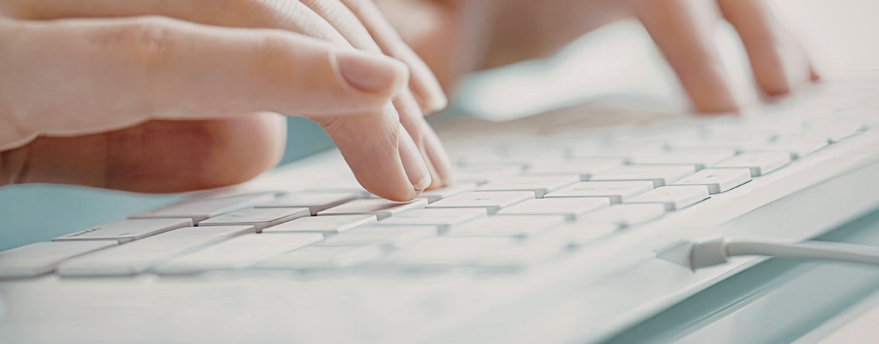 Hände auf Tastatur — Kundenservice in Aktion